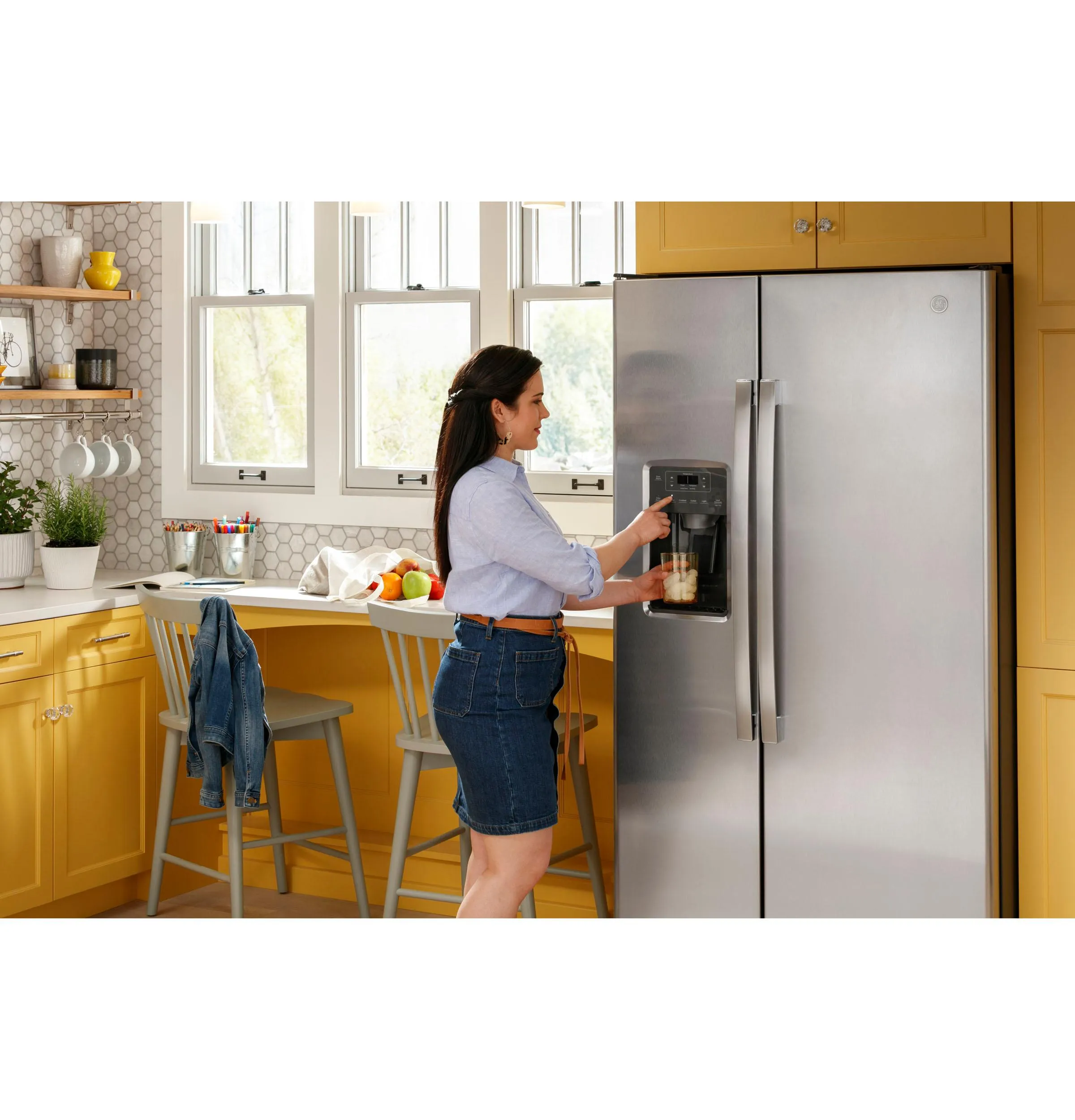 GSE25GGPBB GE® ENERGY STAR® 25.3 Cu. Ft. Side-By-Side Refrigerator